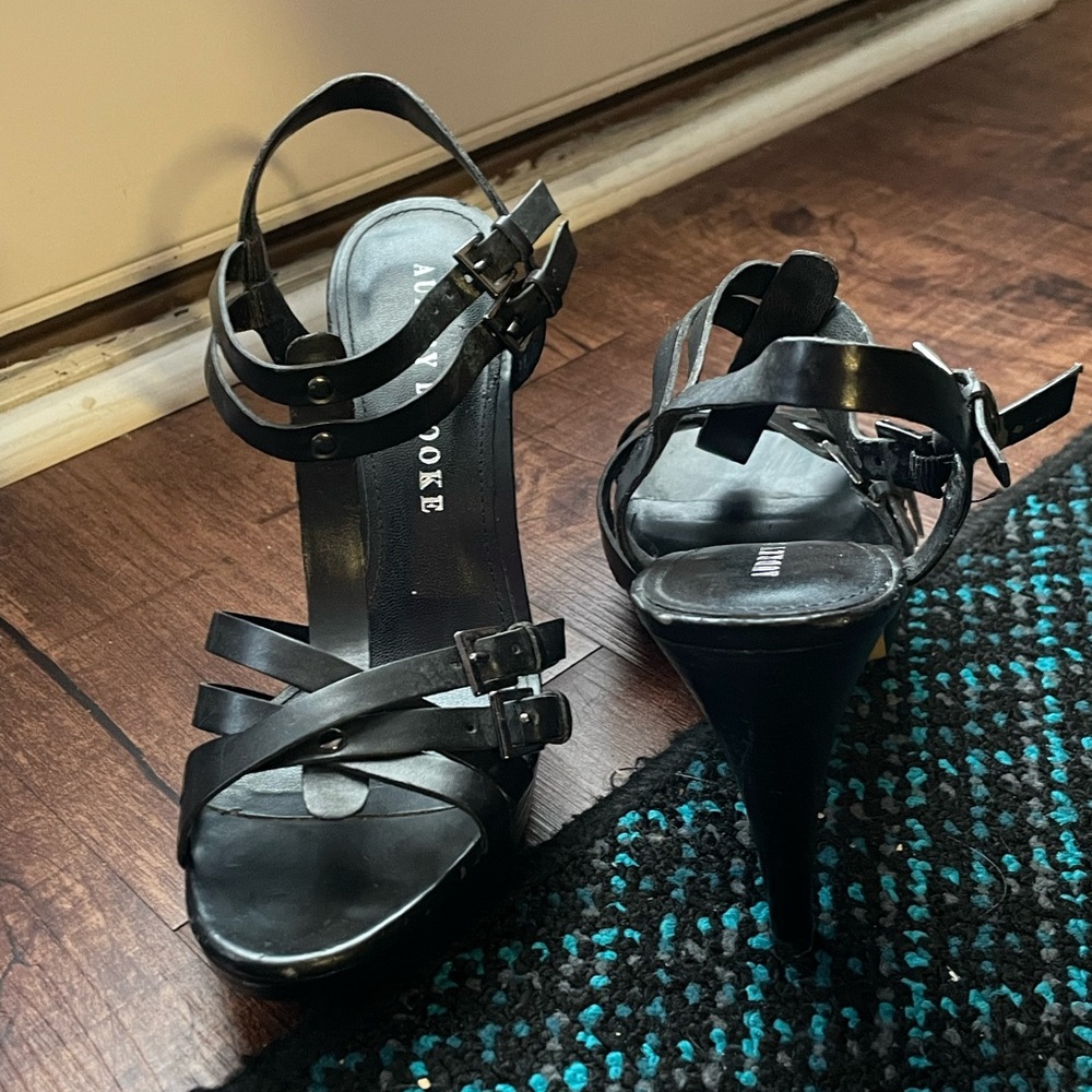 Audrey Brooke strappy sandal heel black 8.5